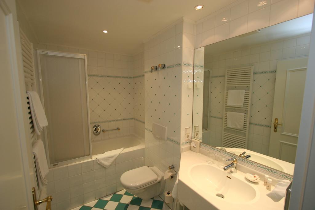 Park Hotel Am Schloss Ettringen  Стая снимка