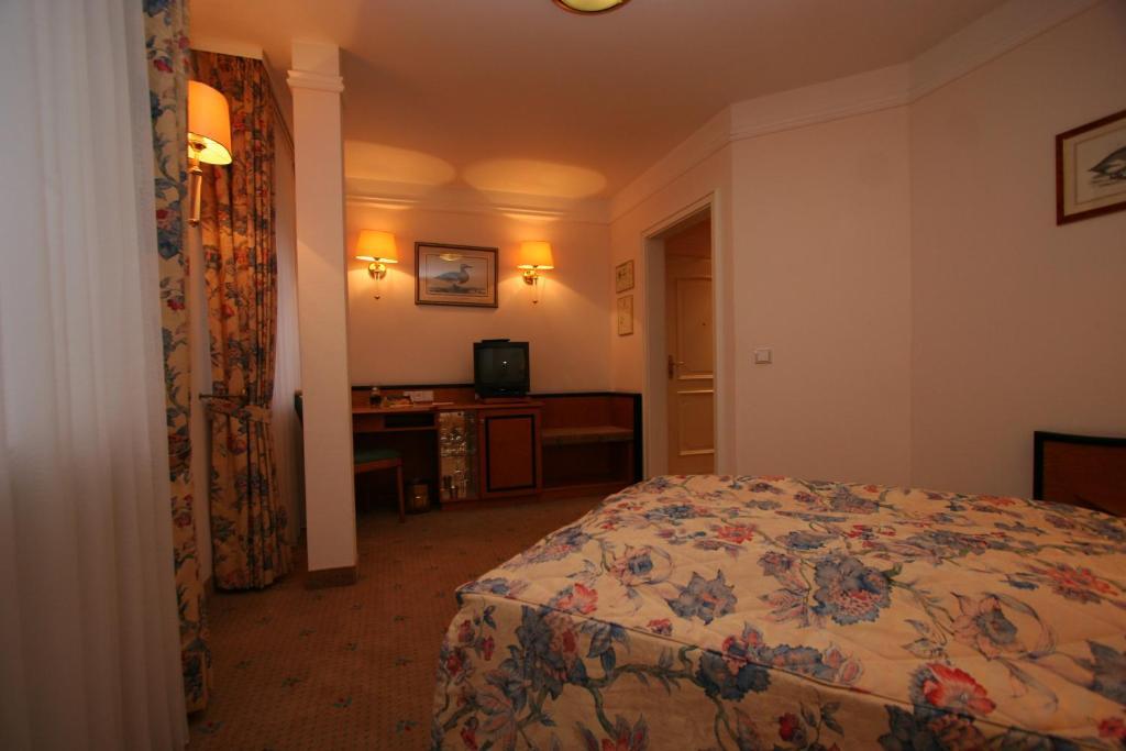 Park Hotel Am Schloss Ettringen  Стая снимка