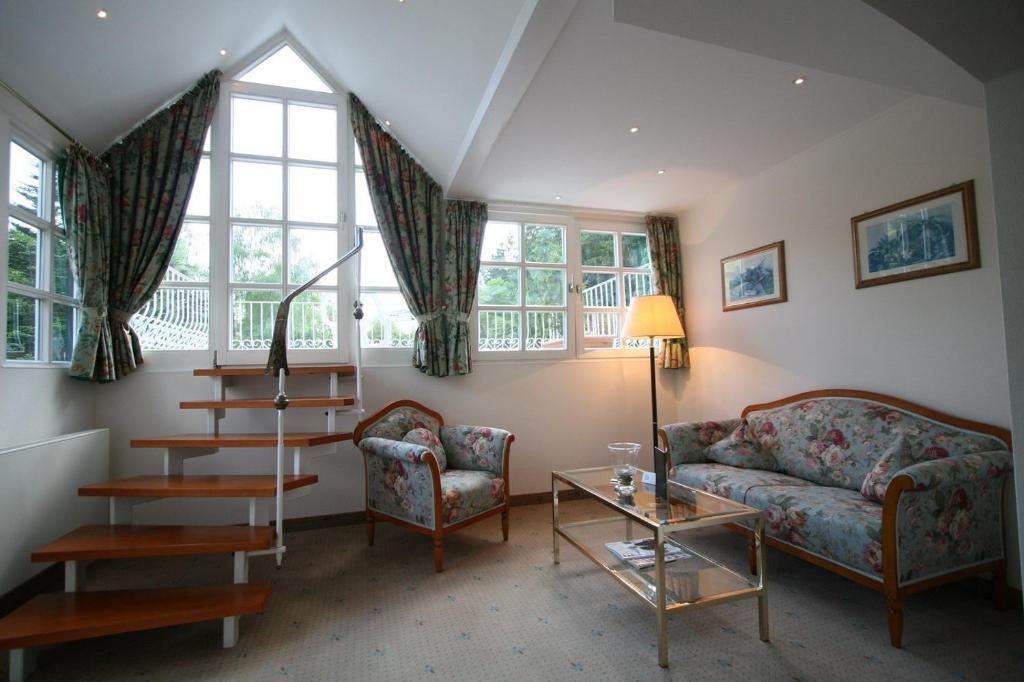 Park Hotel Am Schloss Ettringen  Стая снимка
