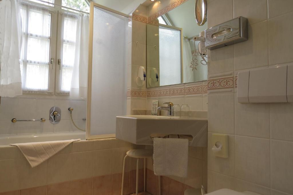 Park Hotel Am Schloss Ettringen  Стая снимка