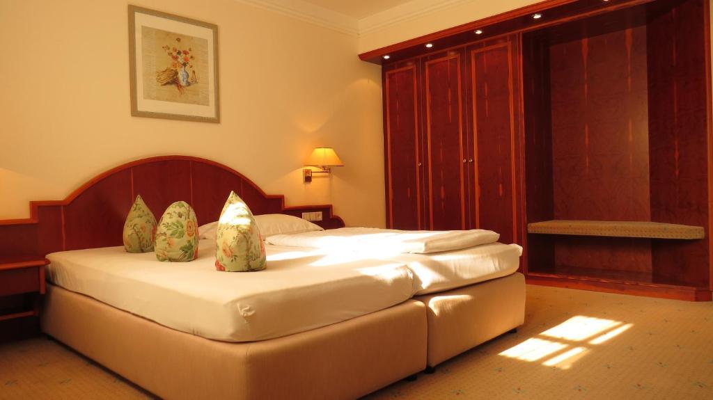 Park Hotel Am Schloss Ettringen  Стая снимка